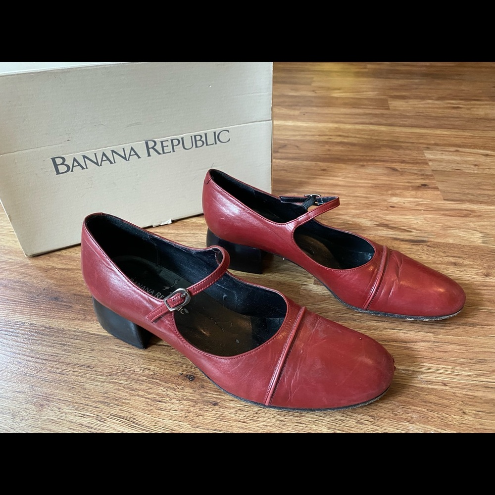 Classic Banana Republic retro red shoes